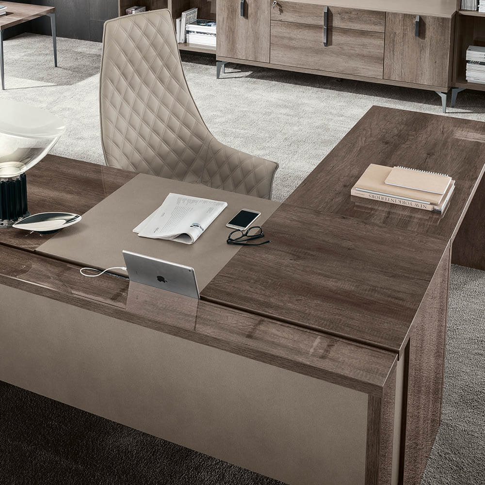mt4 desk and return staged product image